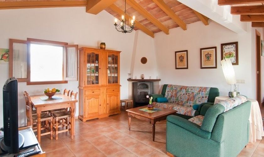 Wohnraum mit gemütlichem Sessel und Couch Finca Nordosten Mallorca PM 590